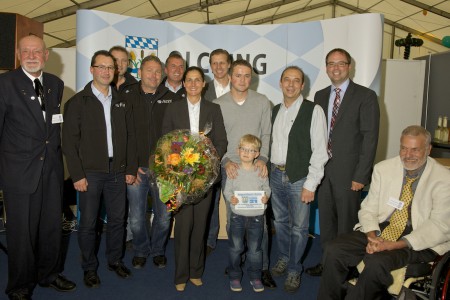 v.l.: Peter Hartmann vom Arbeitskreis Wirtschaft und Arbeit, Team und Geschäftsleitung der Firma Haas, Hr. Strixner mit Sohn, Herbert Schalk, Referent für Wirtschaft, Arbeit und Märkte, 1. Bürgermeister Andreas Magg, Dr. Andreas Nentwig vom AK Wirtschaft und Arbeit der AGENDA 21 in Olching.