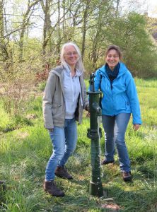 Kräuterpädagogin Christine Weiß (rechts) freut sich mit Urte über die neuen Pumpe